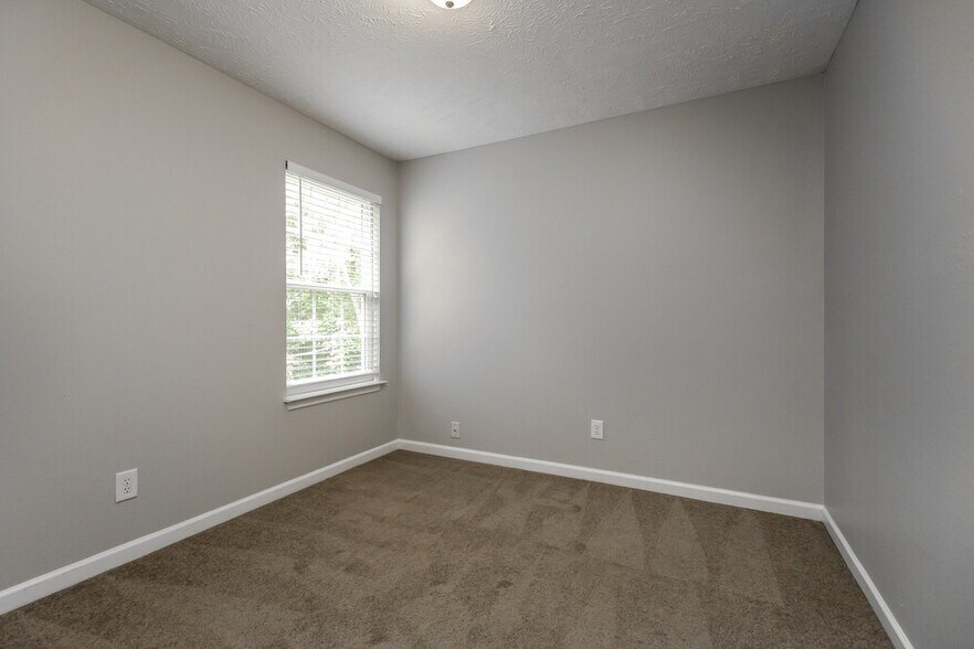 Building Photo - 127 Lyndhurst Dr