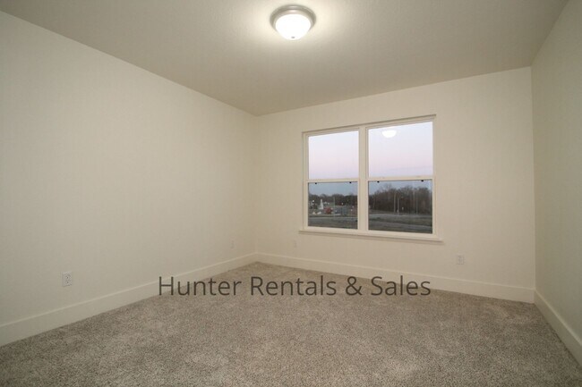 Building Photo - Upscale Four-Bedroom Townhome!