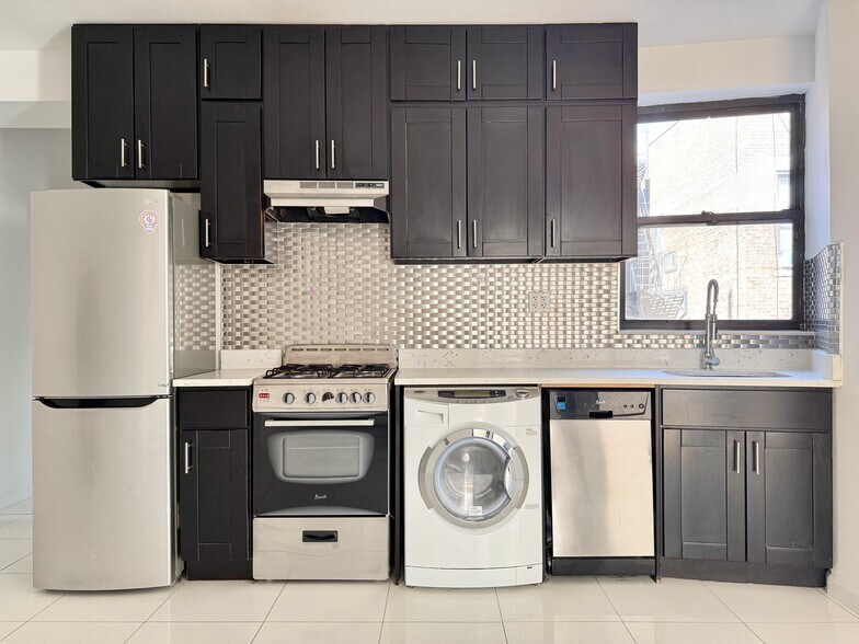 Building Photo - Furnished room/NOT APARTMENT
