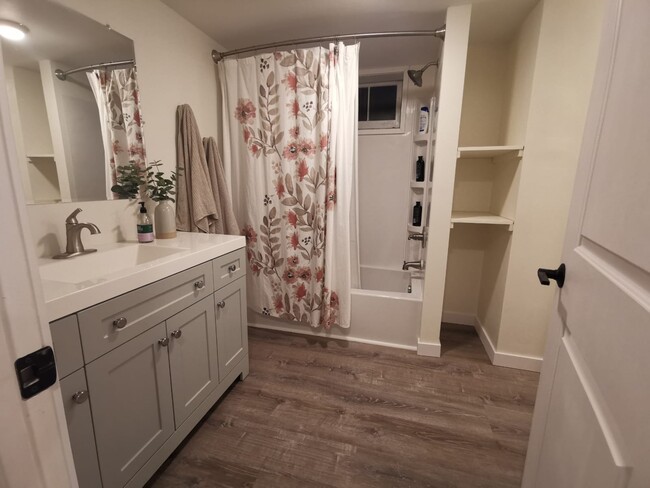 Master Bathroom - 1309 Oxford St