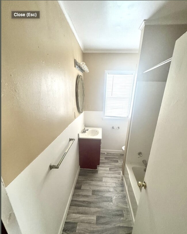 Building Photo - 2 bed, 1 bath Lower Unit in Duplex Available!
