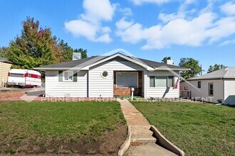 Building Photo - Charming Home with Central AC and Washer/D...