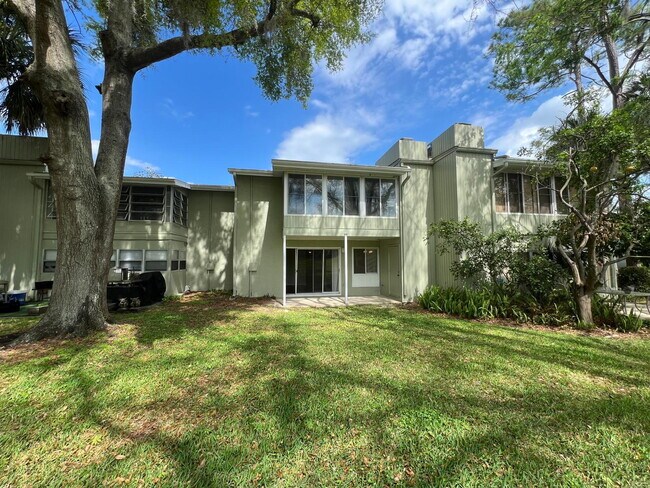 Building Photo - Charming 2-Bedroom Apartment Home in The Fairways – Silver Springs Shores