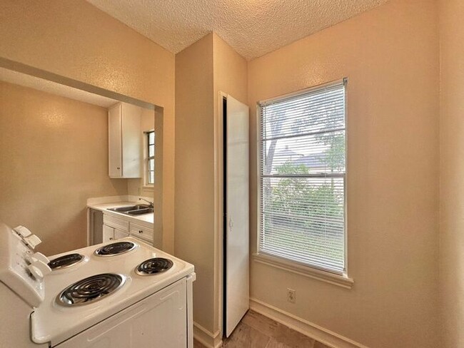 Building Photo - Available Now! Refreshed 1 Bedroom 1 Bath ...