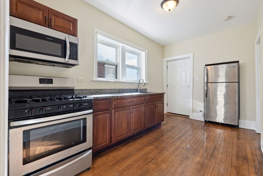 Building Photo - 7746 S East End Ave