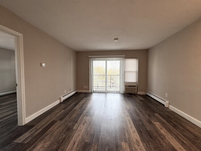 Building Photo - 625 Main St