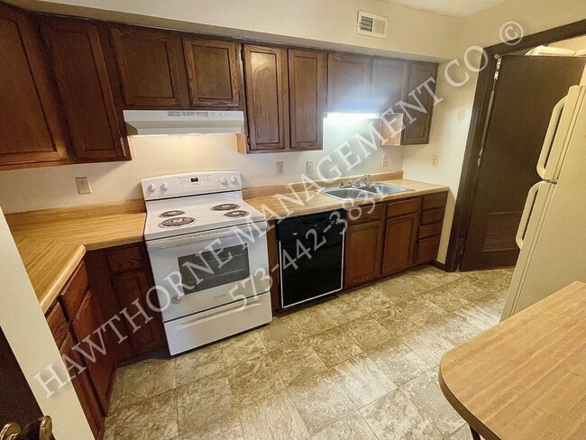 Building Photo - 2 Bedroom Condo in Rear of Complex