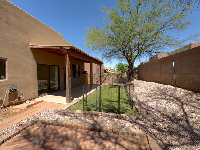 Building Photo - Available Now-3 bdrm/2 bath large open con...