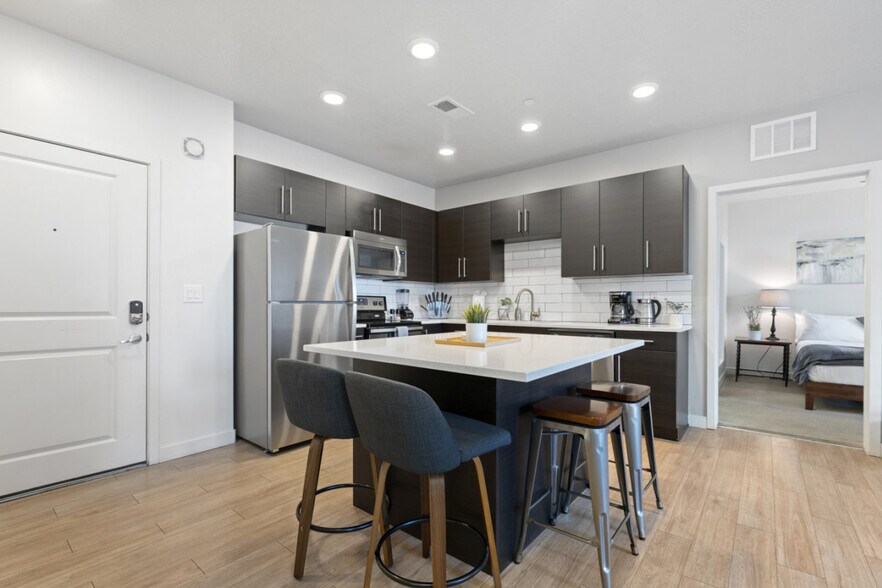 Building Photo - 489 E 400 S