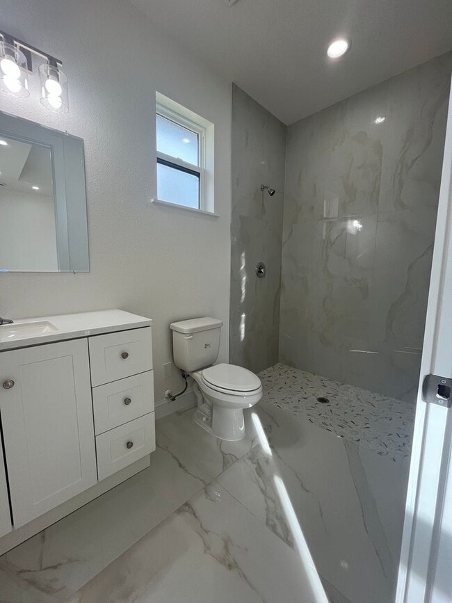 Building Photo - BEAUTIFUL BRAND NEW DUPLEX!!