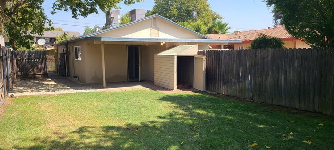 Building Photo - Central Roseville -Duplex 1 Bed, 1 Bath Duplex Large Fenced Yard, Gardener Included - No Laundry ...
