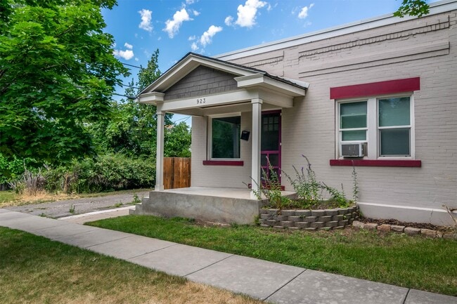 Building Photo - 923 Herbert Ave S