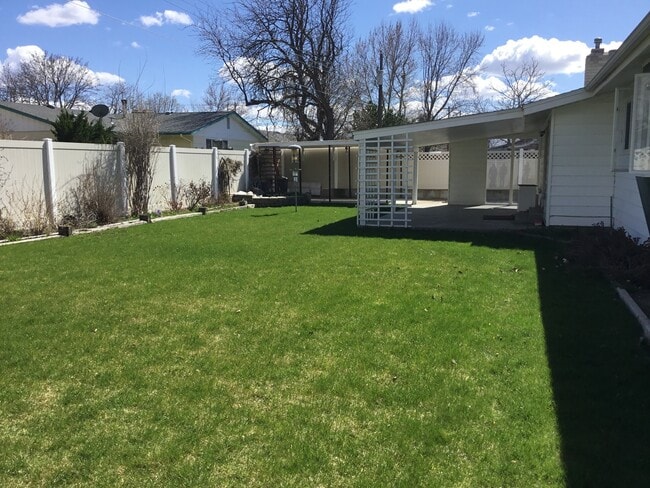 Building Photo - Super Cute..1607 sq. ft 3 Bedroom, 2.5 bat...