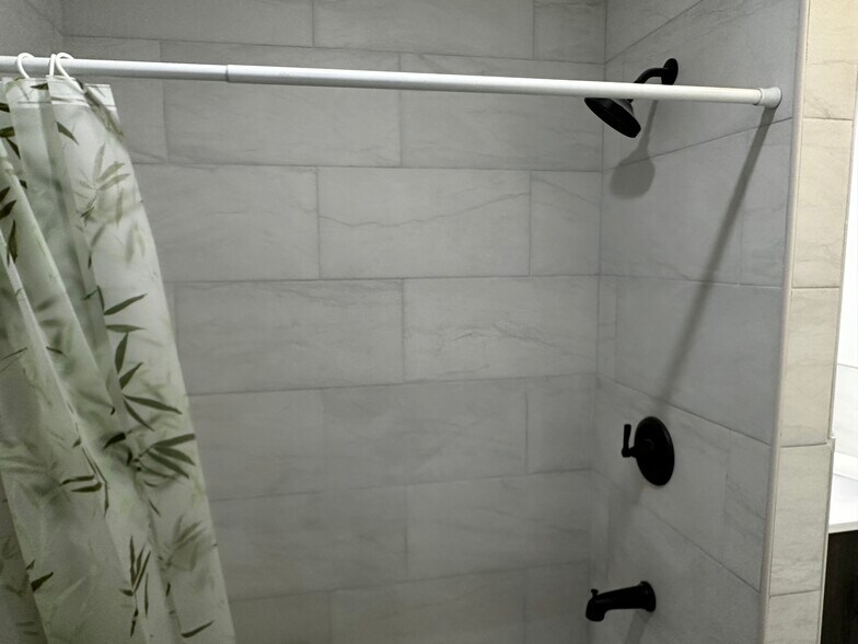 Shower - 5246 Beelermont Pl