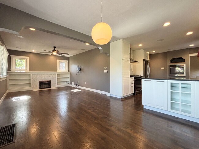 Building Photo - Stunning Remodel Near 9th & 9th!