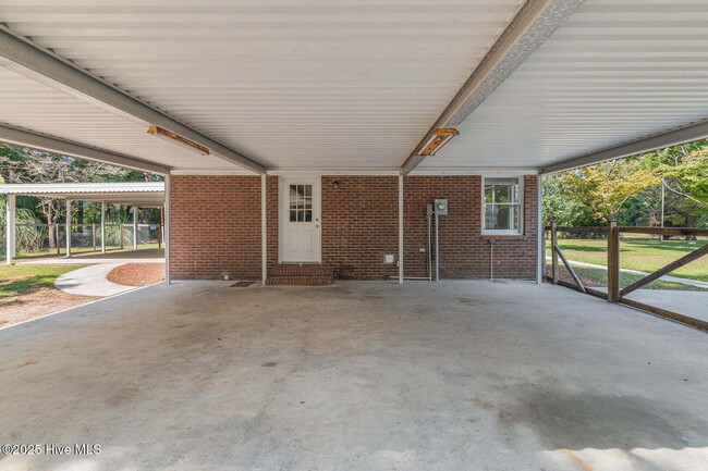 Building Photo - Beautiful 3 Bedroom, 2 Bath Home -135 Yate...