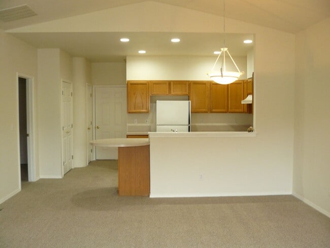 Building Photo - 2 Bedroom, 1.5 Bath Townhome