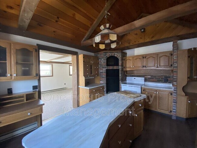 Building Photo - 935 E 2nd St