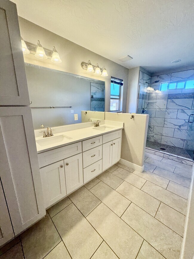 Building Photo - 2261 S Tonaquint Dr