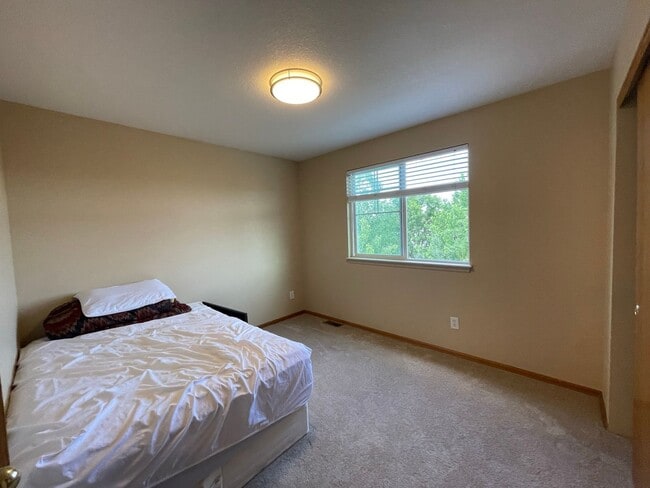 Building Photo - Beautiful two-story home located in Erie!