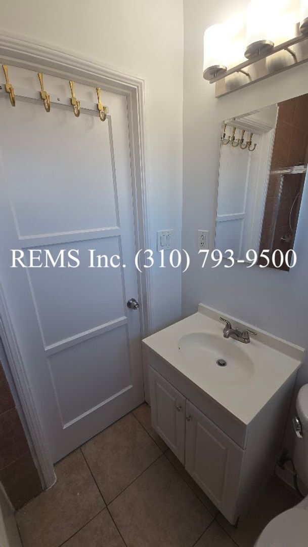 Building Photo - Refurbished Upstairs Apartment with Garage parking