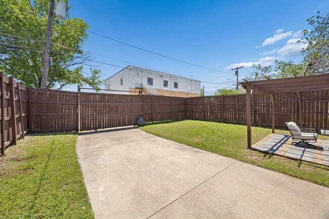 Building Photo - 630 W Neely St