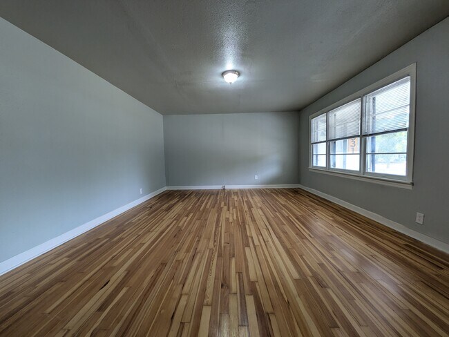 Building Photo - 327 G St NE