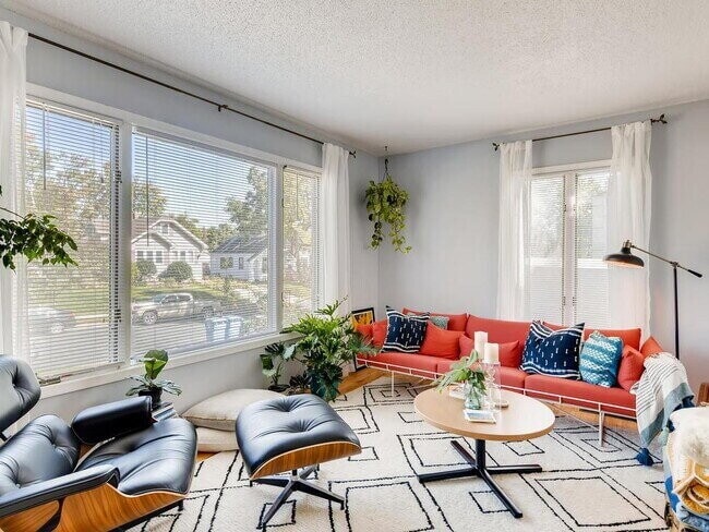 Building Photo - "Charming 2-Bed Retreat on Laurel Ave – Spacious 825 Sq Ft in Minneapolis!" 6/5/2026