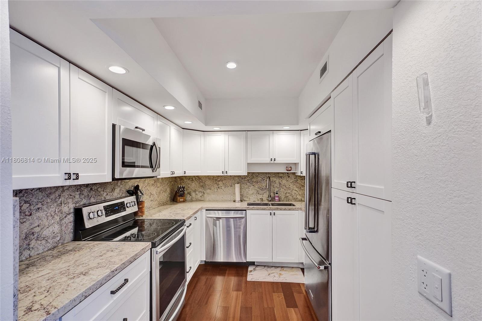 Building Photo - 5600 Collins Ave