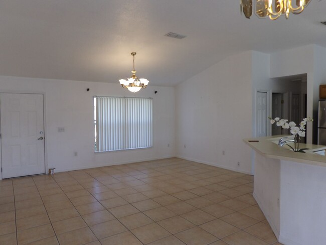 Building Photo - OPEN FLOOR PLAN 3 BEDROOM 2 BATH