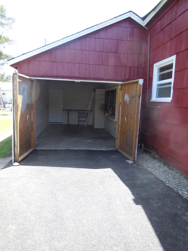 Building Photo - 2 Bed 1 Bath Cottage