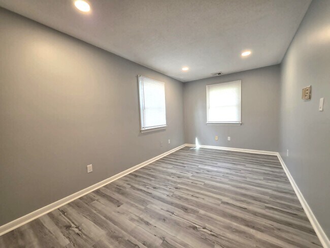 Building Photo - 8241 Robin Hood Dr