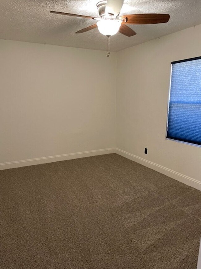 Building Photo - 2bd/1ba Bungalow Available Now!!