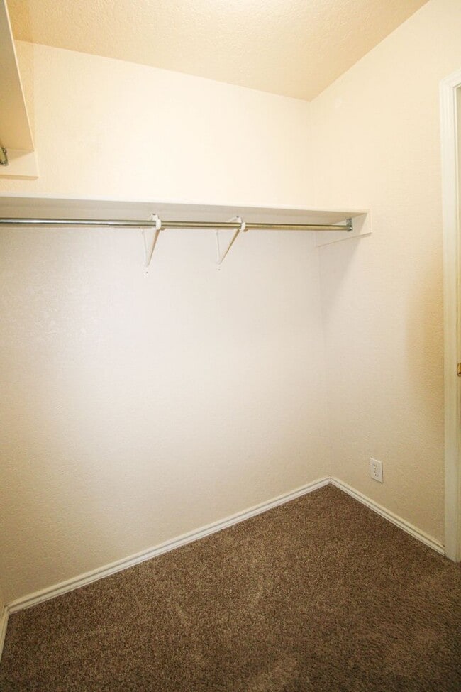 Building Photo - 16122 Branching Oaks