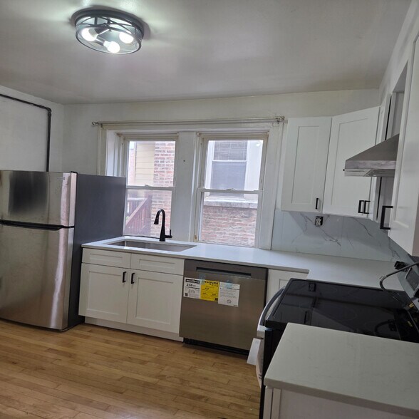 Building Photo - 6433 N Hamilton Ave