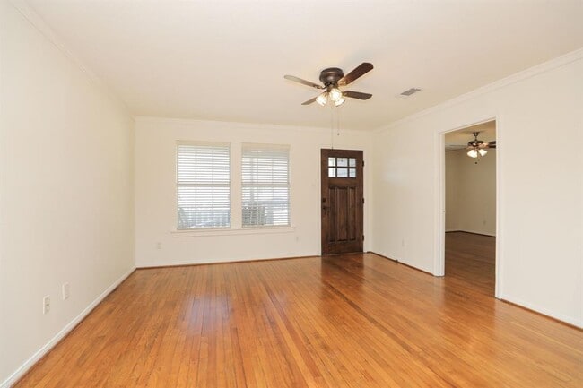 Building Photo - 905 Kern St