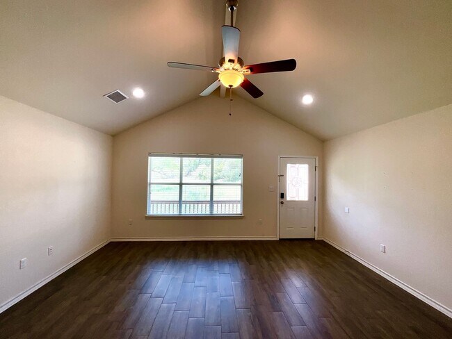 Building Photo - *COMING SOON* Lake Life Meets Modern Comfort in Kingsland!