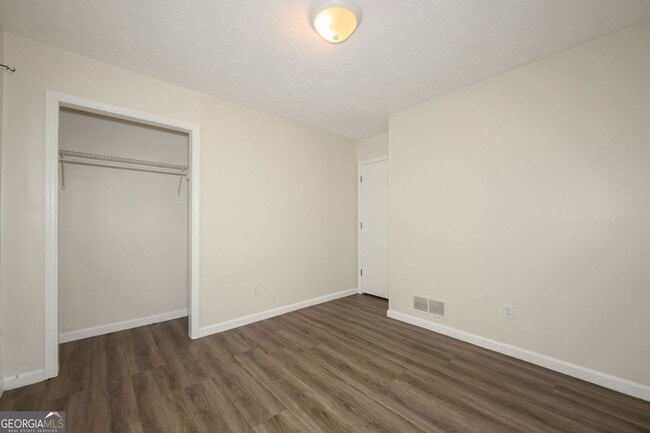 Building Photo - 2100 Whitebluff Way