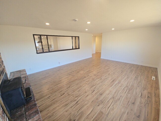 Building Photo - 3BD/2BA newly remodeled Kenwood Dr. Fortun...