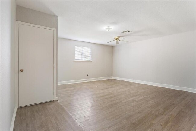 Building Photo - 10100 Woodglen Dr