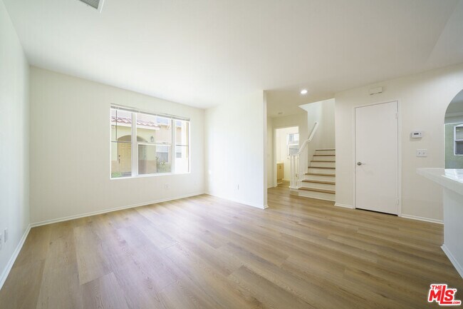 Building Photo - 121 Cancion Way