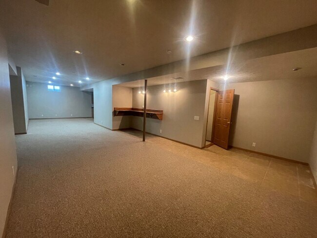 Building Photo - Home For Rent Bellevue.