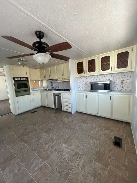 Building Photo - 3601 E Wyoming Ave