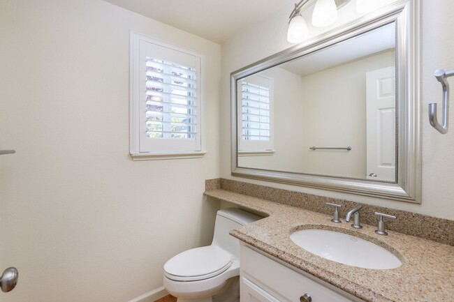 Building Photo - 3 Bed / 2.5 Bath bright and spacious home ...