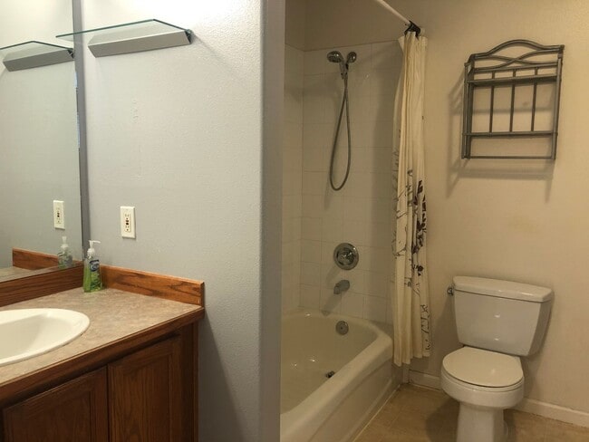 Building Photo - Lovely west Facing 3 Bed, 2 Bath, 2 Car Garage Townhouse!  Available now!