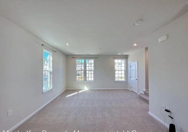 Building Photo - 801 Romeria Dr