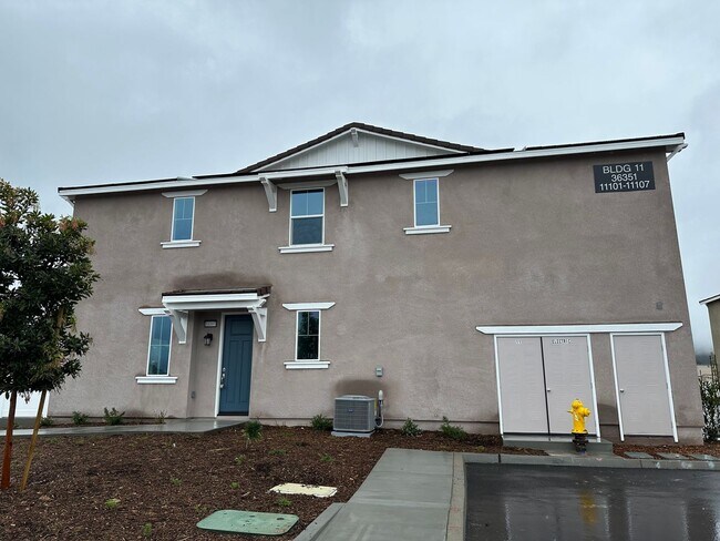 Building Photo - 1 Year Old Lenner 3 Bedroom + Loft Condo i...
