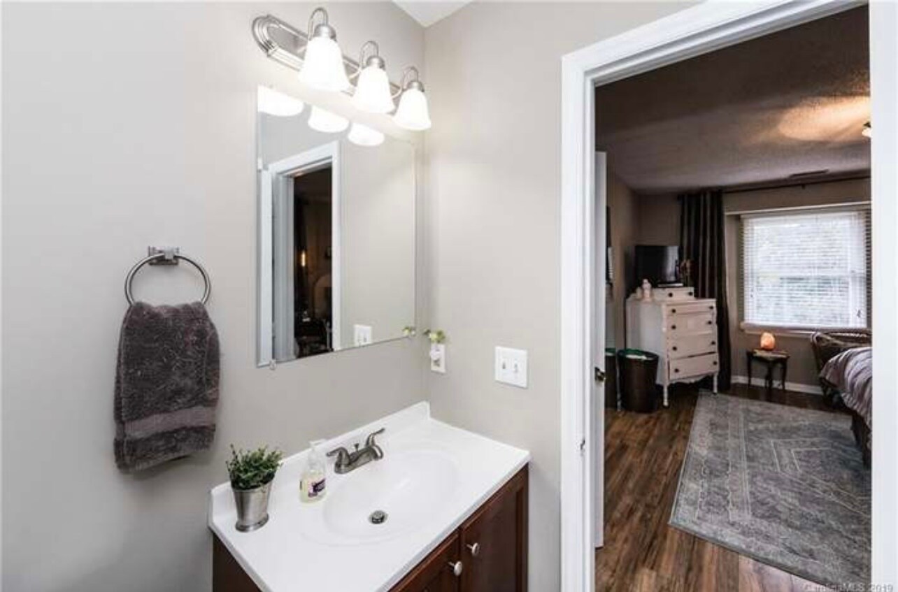 Building Photo - 6145 Meadow Rose Ln Apt K