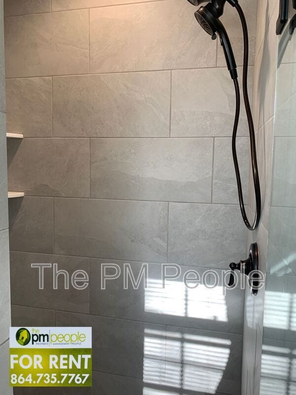 Building Photo - 204 Pennwood Ln