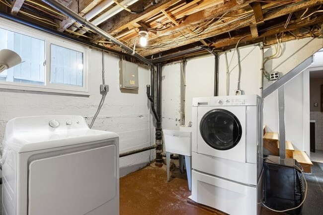 Building Photo - 1617 NE Couch St